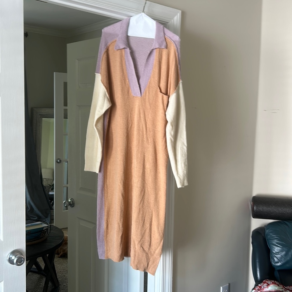 Fun light weight thin sweater dress. Can go by itself or over a pair of leggings